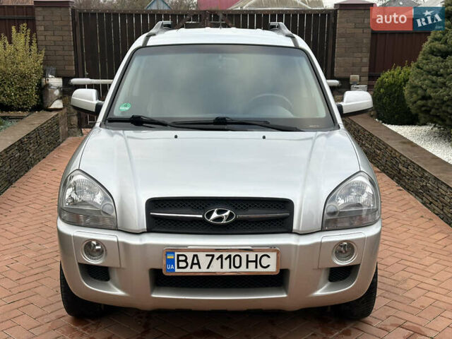 Серый Хендай Туксон, объемом двигателя 1.98 л и пробегом 217 тыс. км за 8500 $, фото 1 на Automoto.ua