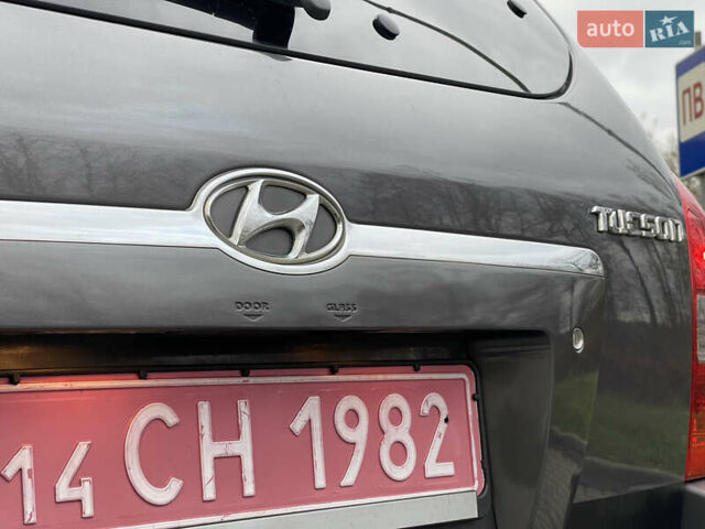 Серый Хендай Туксон, объемом двигателя 2 л и пробегом 182 тыс. км за 7600 $, фото 16 на Automoto.ua