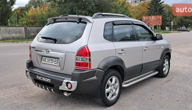 Сірий Хендай Туксон, об'ємом двигуна 2 л та пробігом 46 тис. км за 9800 $, фото 8 на Automoto.ua