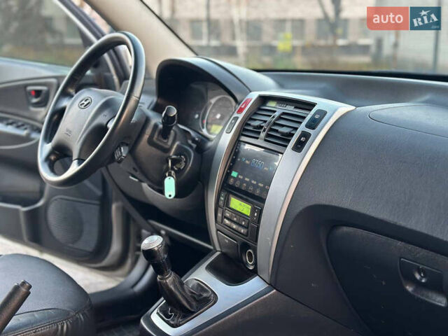 Серый Хендай Туксон, объемом двигателя 1.98 л и пробегом 167 тыс. км за 7300 $, фото 24 на Automoto.ua