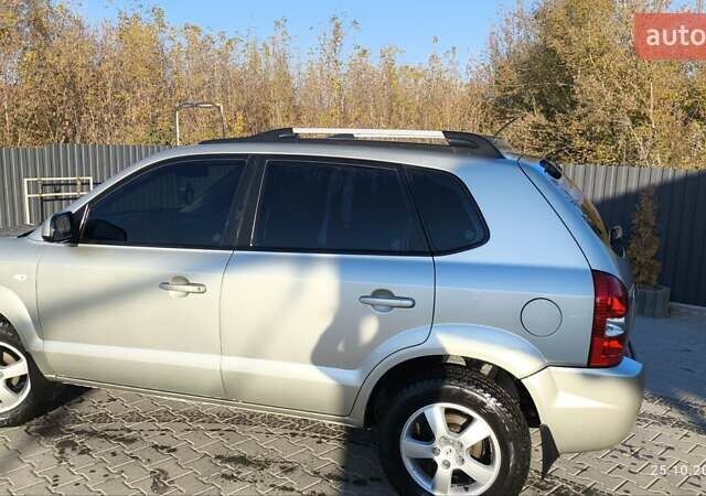 Серый Хендай Туксон, объемом двигателя 1.98 л и пробегом 193 тыс. км за 8400 $, фото 5 на Automoto.ua