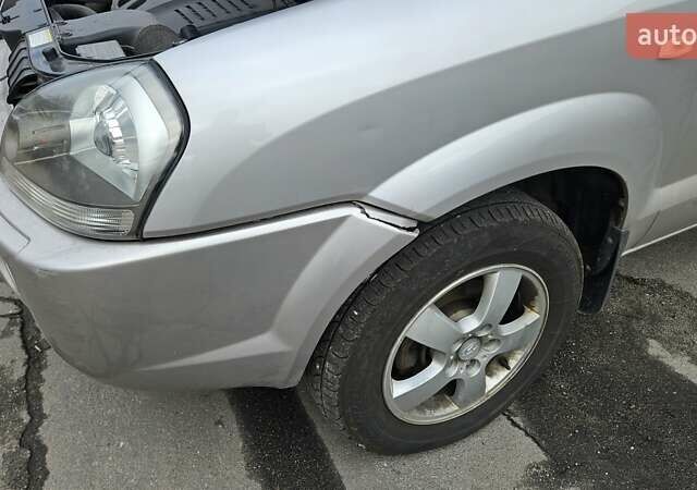 Серый Хендай Туксон, объемом двигателя 2 л и пробегом 330 тыс. км за 4000 $, фото 9 на Automoto.ua