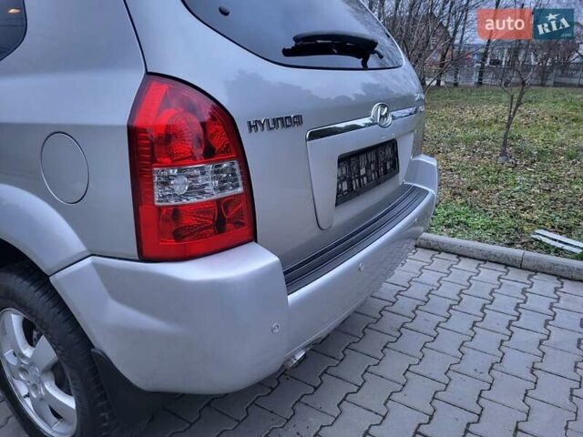 Серый Хендай Туксон, объемом двигателя 2 л и пробегом 240 тыс. км за 8300 $, фото 42 на Automoto.ua