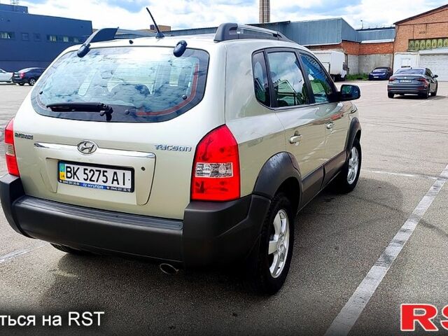 Серый Хендай Туксон, объемом двигателя 2 л и пробегом 249 тыс. км за 7300 $, фото 2 на Automoto.ua