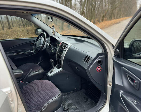 Серый Хендай Туксон, объемом двигателя 1.98 л и пробегом 269 тыс. км за 7100 $, фото 19 на Automoto.ua