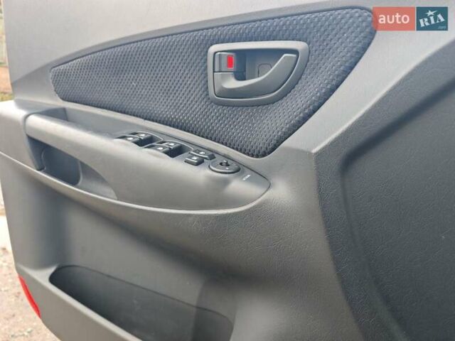 Серый Хендай Туксон, объемом двигателя 1.98 л и пробегом 173 тыс. км за 7450 $, фото 35 на Automoto.ua