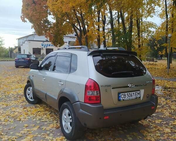 Серый Хендай Туксон, объемом двигателя 1.98 л и пробегом 250 тыс. км за 7300 $, фото 3 на Automoto.ua