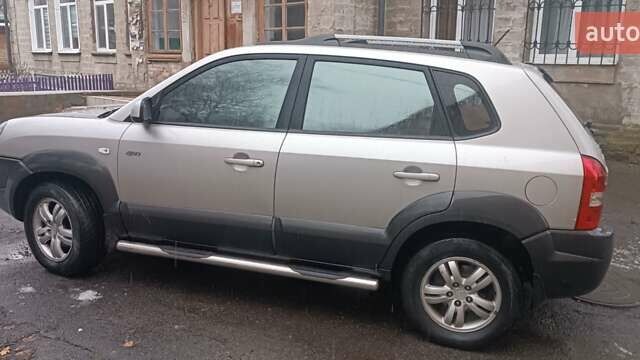 Сірий Хендай Туксон, об'ємом двигуна 1.98 л та пробігом 122 тис. км за 8300 $, фото 2 на Automoto.ua