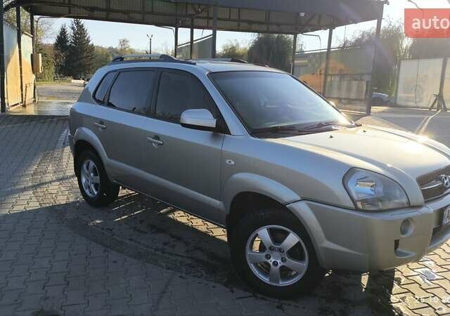 Серый Хендай Туксон, объемом двигателя 1.98 л и пробегом 193 тыс. км за 8400 $, фото 1 на Automoto.ua