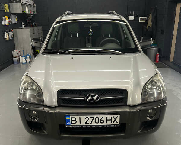 Хендай Туксон 2007 в Полтаве на Automoto.ua Серый Хендай Туксон, объемом двигателя 1.98 л и пробегом 190 тыс. км за 8300 $, фото 23 на Automoto.ua