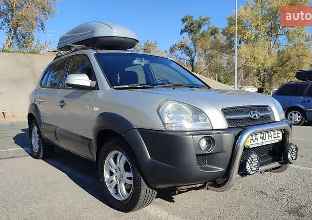 Сірий Хендай Туксон, об'ємом двигуна 1.98 л та пробігом 296 тис. км за 7500 $, фото 2 на Automoto.ua