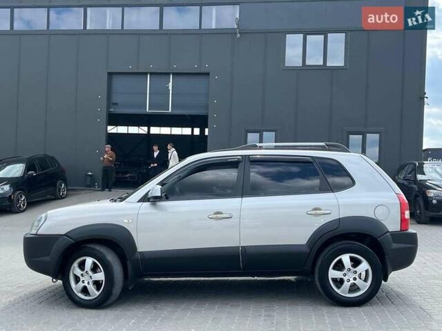 Серый Хендай Туксон, объемом двигателя 2 л и пробегом 255 тыс. км за 7490 $, фото 4 на Automoto.ua