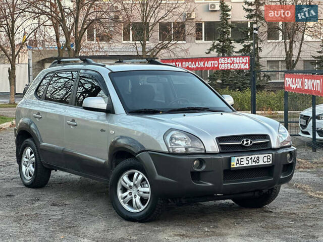 Серый Хендай Туксон, объемом двигателя 1.98 л и пробегом 167 тыс. км за 7300 $, фото 1 на Automoto.ua