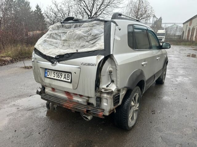 Серый Хендай Туксон, объемом двигателя 2 л и пробегом 350 тыс. км за 3850 $, фото 3 на Automoto.ua