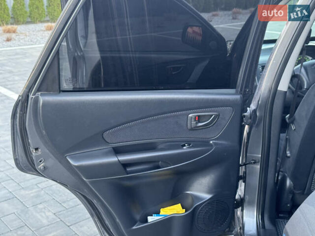 Серый Хендай Туксон, объемом двигателя 1.99 л и пробегом 315 тыс. км за 7300 $, фото 20 на Automoto.ua