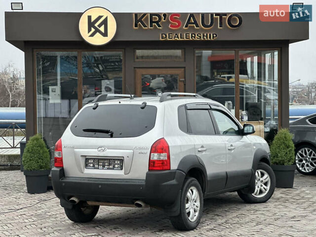 Серый Хендай Туксон, объемом двигателя 2 л и пробегом 232 тыс. км за 7200 $, фото 6 на Automoto.ua