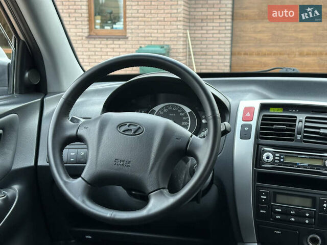 Серый Хендай Туксон, объемом двигателя 1.98 л и пробегом 217 тыс. км за 8500 $, фото 47 на Automoto.ua