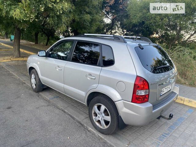 Серый Хендай Туксон, объемом двигателя 2 л и пробегом 218 тыс. км за 7500 $, фото 5 на Automoto.ua