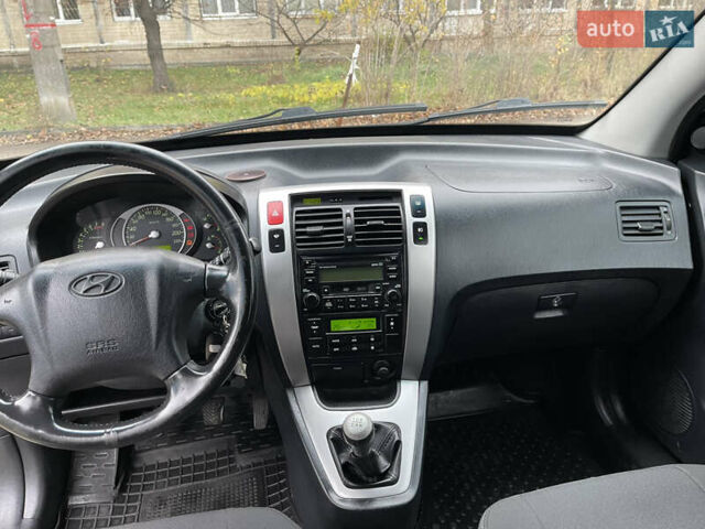 Серый Хендай Туксон, объемом двигателя 2 л и пробегом 290 тыс. км за 6500 $, фото 7 на Automoto.ua