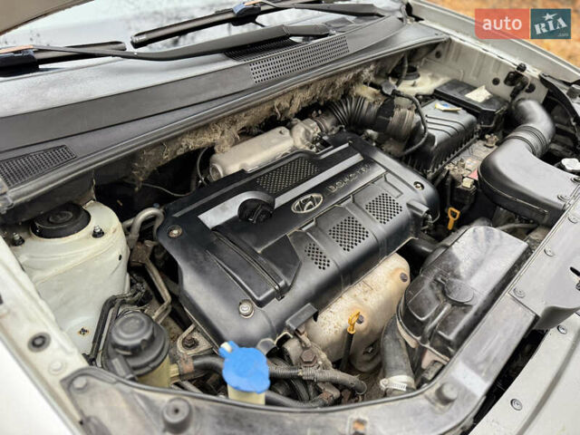 Серый Хендай Туксон, объемом двигателя 1.98 л и пробегом 269 тыс. км за 7100 $, фото 35 на Automoto.ua