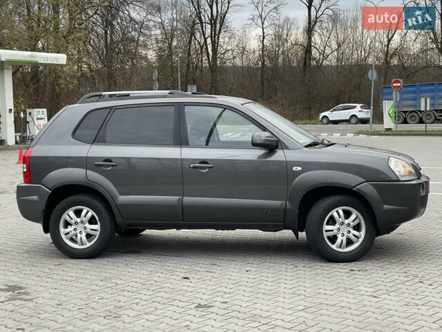 Серый Хендай Туксон, объемом двигателя 2 л и пробегом 182 тыс. км за 7600 $, фото 2 на Automoto.ua