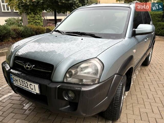 Серый Хендай Туксон, объемом двигателя 1.98 л и пробегом 218 тыс. км за 7900 $, фото 1 на Automoto.ua