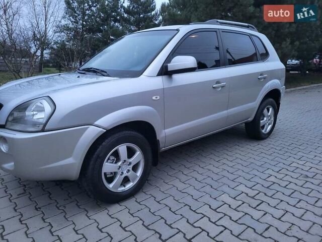 Серый Хендай Туксон, объемом двигателя 2 л и пробегом 240 тыс. км за 8300 $, фото 53 на Automoto.ua