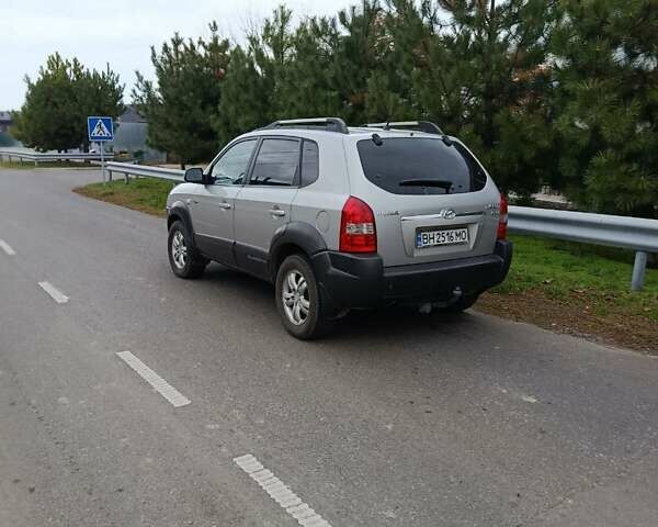 Сірий Хендай Туксон, об'ємом двигуна 2 л та пробігом 335 тис. км за 7200 $, фото 3 на Automoto.ua