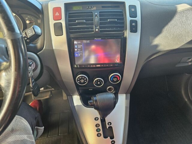 Серый Хендай Туксон, объемом двигателя 2 л и пробегом 320 тыс. км за 7150 $, фото 6 на Automoto.ua