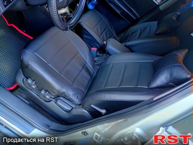 Сірий Хендай Туксон, об'ємом двигуна 2 л та пробігом 300 тис. км за 7500 $, фото 3 на Automoto.ua