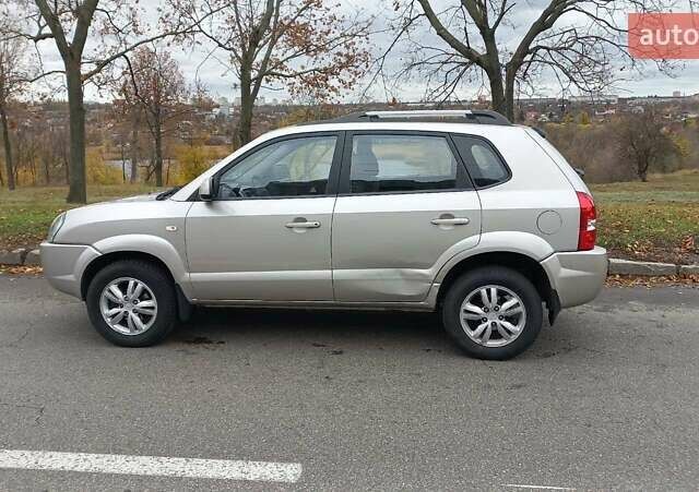 Сірий Хендай Туксон, об'ємом двигуна 2 л та пробігом 203 тис. км за 7700 $, фото 8 на Automoto.ua