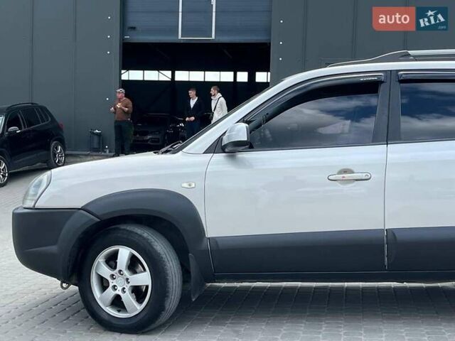 Серый Хендай Туксон, объемом двигателя 2 л и пробегом 255 тыс. км за 7490 $, фото 3 на Automoto.ua