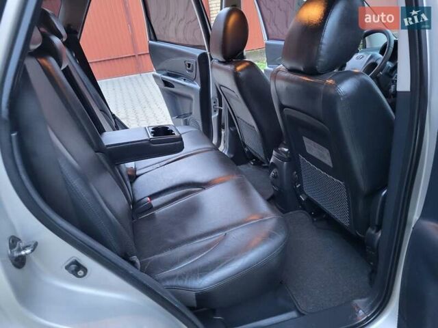 Серый Хендай Туксон, объемом двигателя 2 л и пробегом 240 тыс. км за 8300 $, фото 129 на Automoto.ua