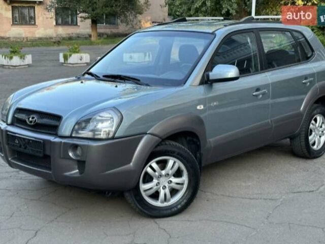 Серый Хендай Туксон, объемом двигателя 2 л и пробегом 110 тыс. км за 10200 $, фото 3 на Automoto.ua