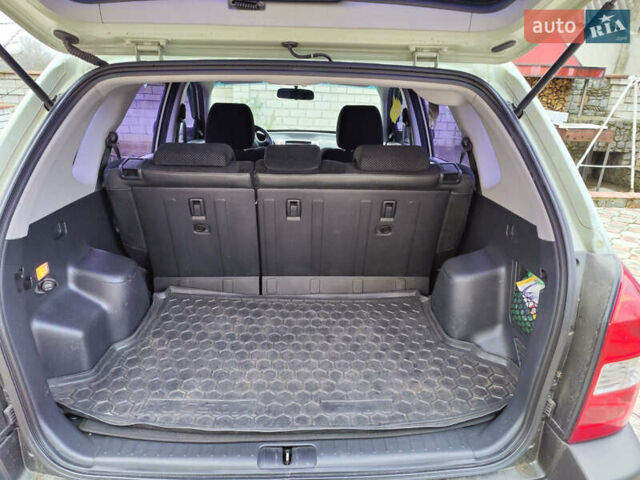 Серый Хендай Туксон, объемом двигателя 2 л и пробегом 217 тыс. км за 9800 $, фото 4 на Automoto.ua