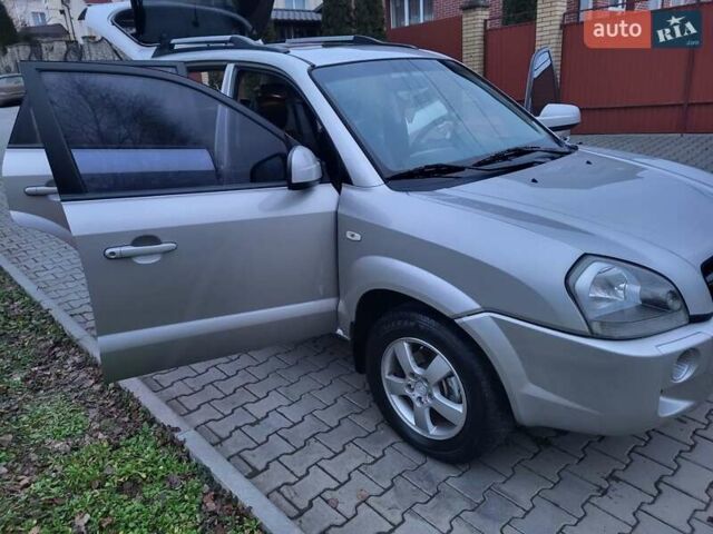 Серый Хендай Туксон, объемом двигателя 2 л и пробегом 240 тыс. км за 8300 $, фото 63 на Automoto.ua