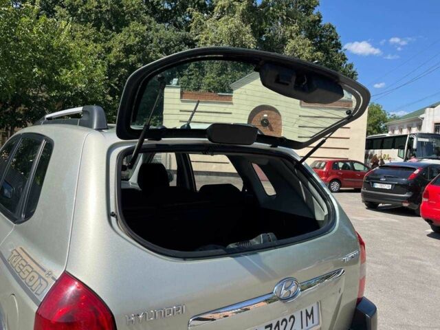 Серый Хендай Туксон, объемом двигателя 2 л и пробегом 265 тыс. км за 7599 $, фото 7 на Automoto.ua