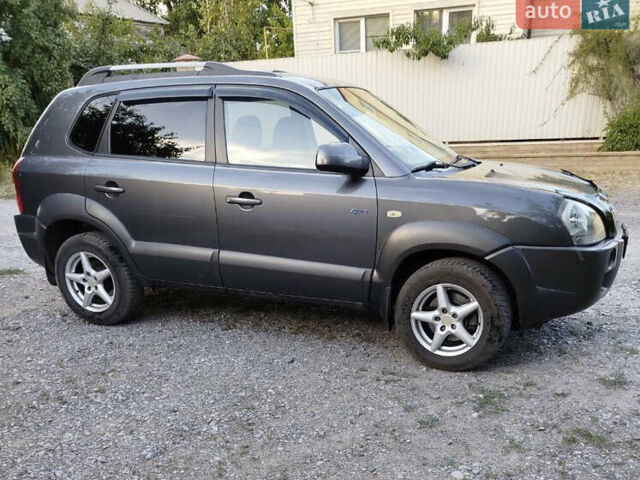 Сірий Хендай Туксон, об'ємом двигуна 2 л та пробігом 194 тис. км за 8700 $, фото 2 на Automoto.ua