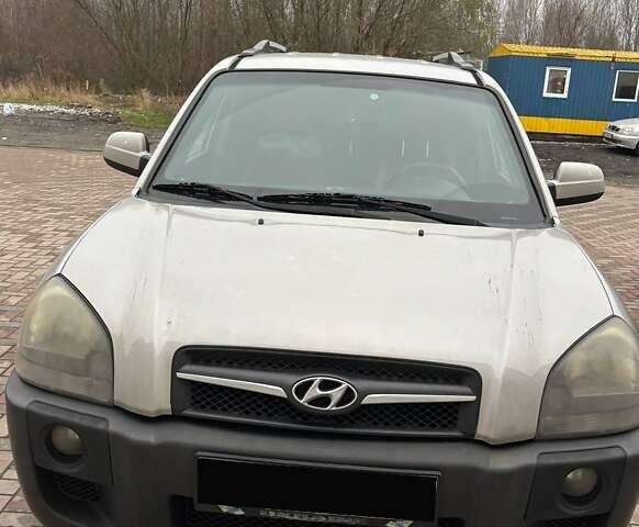 Серый Хендай Туксон, объемом двигателя 2 л и пробегом 330 тыс. км за 6200 $, фото 1 на Automoto.ua