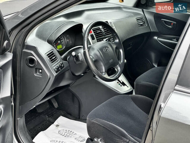 Сірий Хендай Туксон, об'ємом двигуна 2 л та пробігом 213 тис. км за 8500 $, фото 19 на Automoto.ua