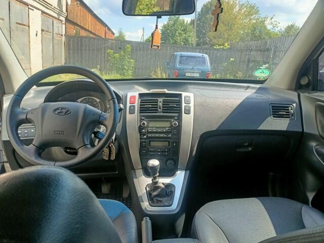 Серый Хендай Туксон, объемом двигателя 2 л и пробегом 257 тыс. км за 9000 $, фото 7 на Automoto.ua