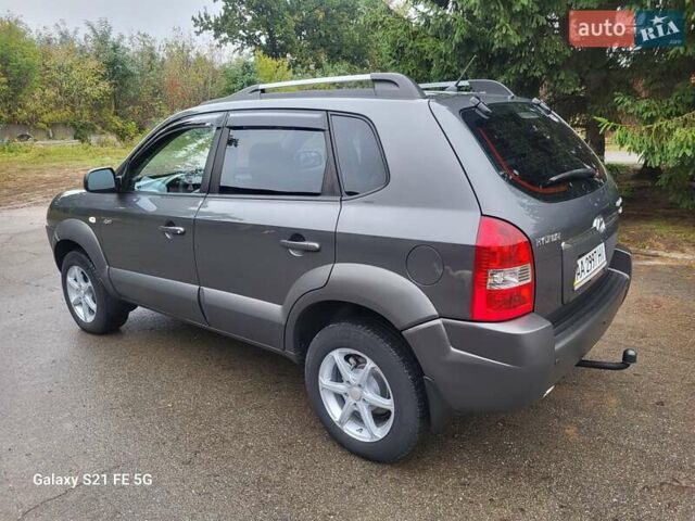 Серый Хендай Туксон, объемом двигателя 1.99 л и пробегом 302 тыс. км за 9300 $, фото 5 на Automoto.ua
