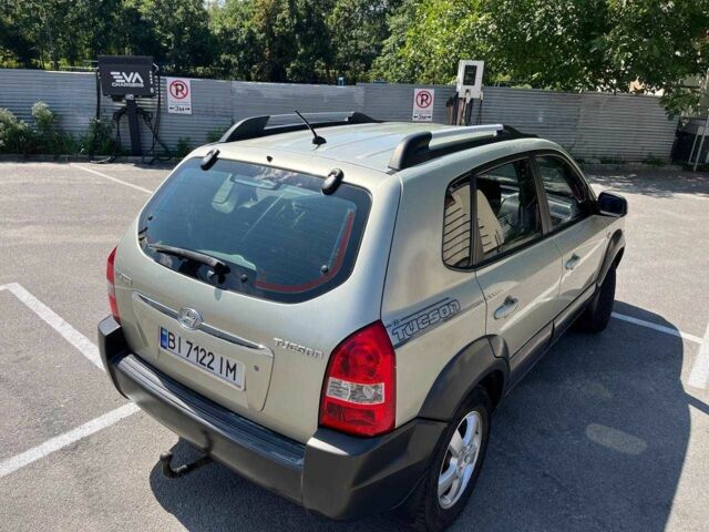 Серый Хендай Туксон, объемом двигателя 2 л и пробегом 265 тыс. км за 7599 $, фото 2 на Automoto.ua