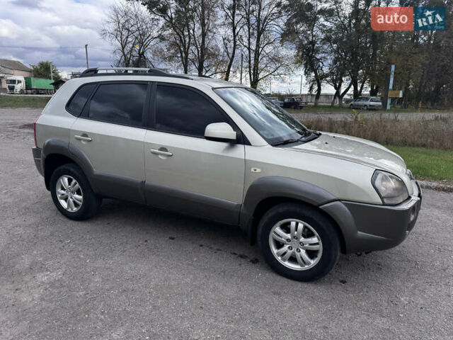 Серый Хендай Туксон, объемом двигателя 2 л и пробегом 228 тыс. км за 6900 $, фото 2 на Automoto.ua