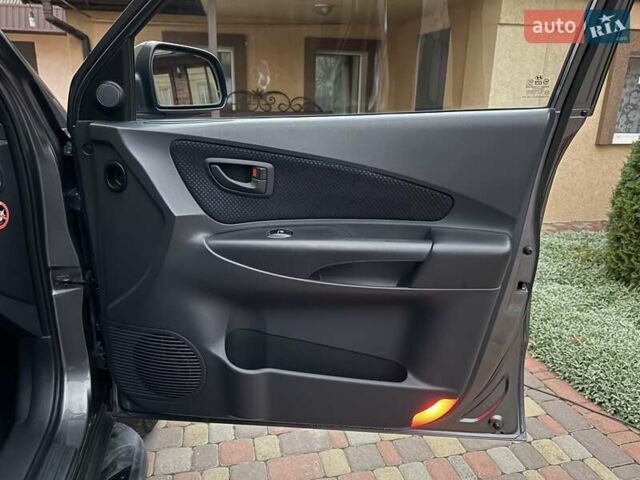 Хендай Туксон 2008 в Миргороде на Automoto.ua Серый Хендай Туксон, объемом двигателя 1.98 л и пробегом 177 тыс. км за 7950 $, фото 40 на Automoto.ua