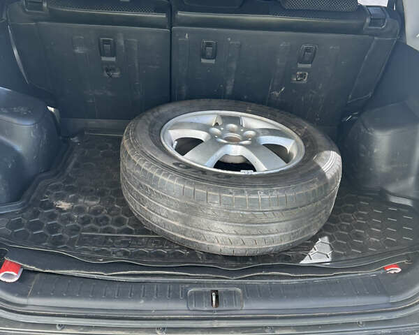 Серый Хендай Туксон, объемом двигателя 1.98 л и пробегом 265 тыс. км за 6900 $, фото 11 на Automoto.ua