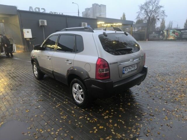 Сірий Хендай Туксон, об'ємом двигуна 2 л та пробігом 215 тис. км за 7750 $, фото 3 на Automoto.ua