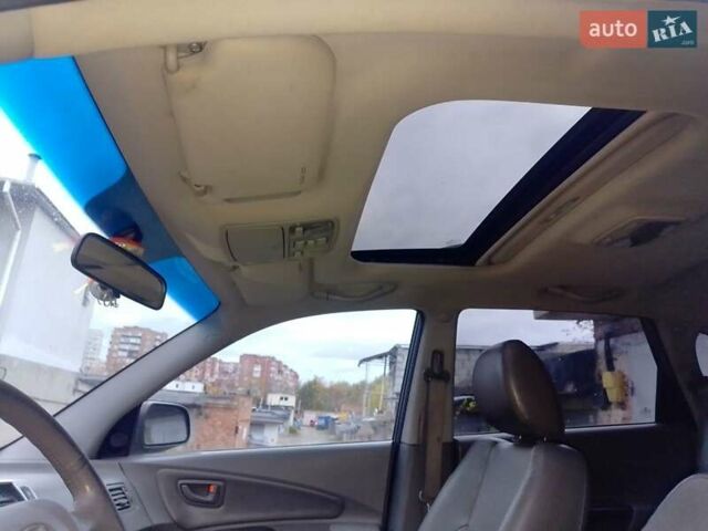 Серый Хендай Туксон, объемом двигателя 1.98 л и пробегом 247 тыс. км за 6200 $, фото 11 на Automoto.ua