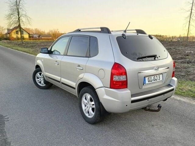 Серый Хендай Туксон, объемом двигателя 2 л и пробегом 234 тыс. км за 2149 $, фото 2 на Automoto.ua