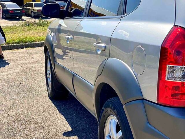 Сірий Хендай Туксон, об'ємом двигуна 2 л та пробігом 225 тис. км за 7800 $, фото 3 на Automoto.ua